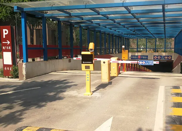 車(chē)牌識(shí)別系統(tǒng)設(shè)備進(jìn)行不斷更新和不斷檢測(cè)